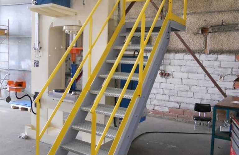 escalier_plateforme_pour_presse_custom_